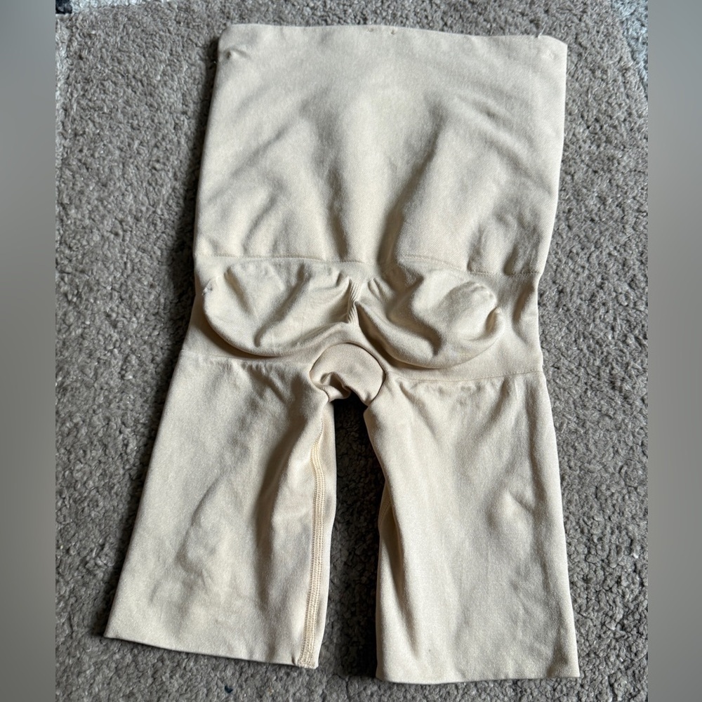 ASSETS by SPANX Women’s Shapewear Cream Shorts - S/CH/P - Picture 2 of 3